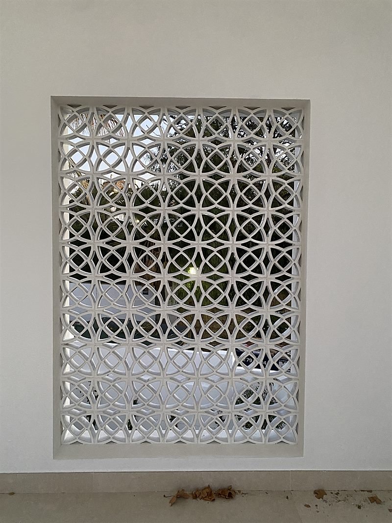 Detalle de la celosía cerámica de sombreamiento