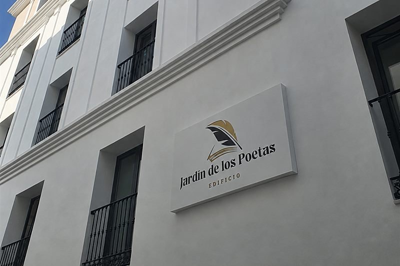 Fachada del edificio Jardín de los Poetas con su rótulo identificativo